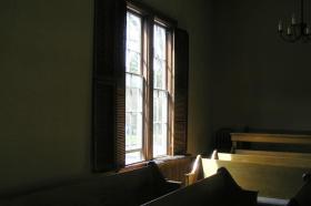 A view of a window and benches inside a Quaker meetinghouse
